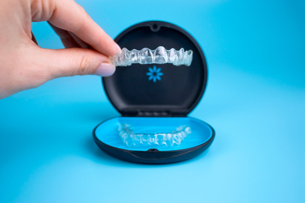 Alineador transparente Invisalign en su estuche